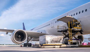 Lufttransport: Frachtflugzeug wird am Flughafen für schnelle internationale Lieferung beladen