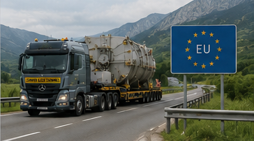 Europäischer Sondertransportkonvoi transportiert übergroße Industrieladung zwischen Ländern