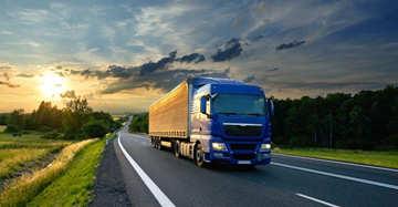 Straßentransport in Europa mit Lkw und Lieferwagen auf der Autobahn im Logistikbetrieb