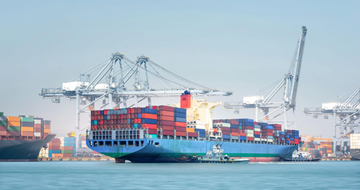 Seetransport: Containerschiff mit Frachtcontainern im Hafen in der maritimen Logistik