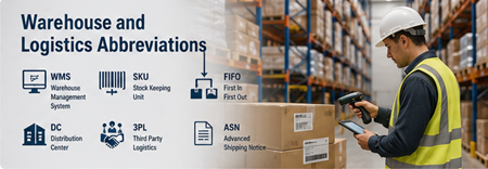 Lagermitarbeiter scannen Fracht und steuern Logistikprozesse im Distributionszentrum