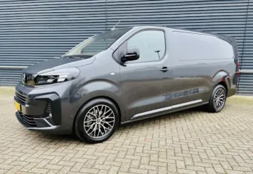 Frachtführer Transporter Opel Vivaro in Paris Frankreich